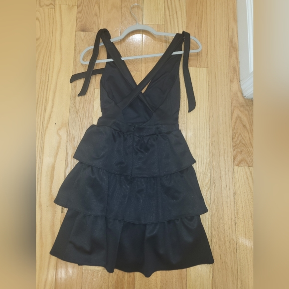7. NWT OML LONDON TIERED CROSS BACK DRESS SIZE XS - Picture 2 of 3